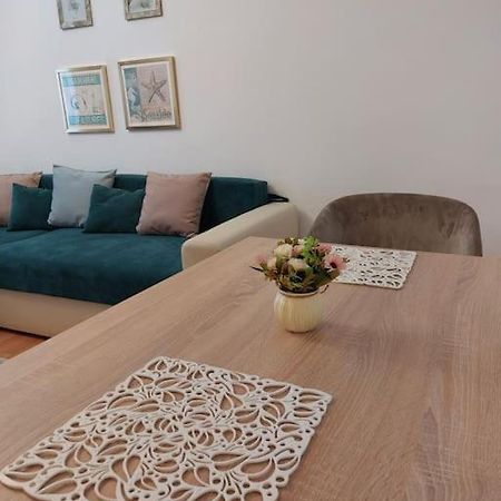 Garsoniera Centrala Renovata Bukarest Kültér fotó