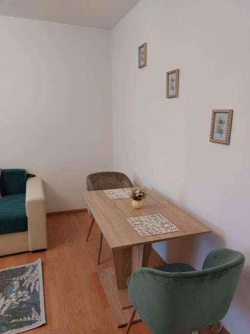 Garsoniera Centrala Renovata Bukarest Kültér fotó