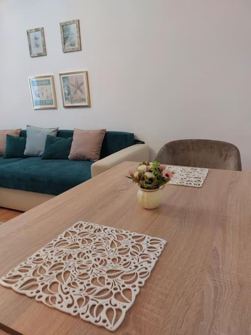 Garsoniera Centrala Renovata Bukarest Kültér fotó