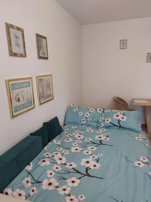 Garsoniera Centrala Renovata Bukarest Kültér fotó