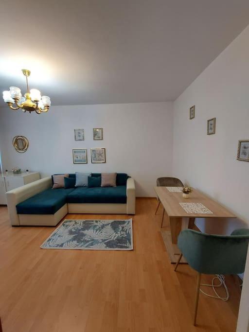 Garsoniera Centrala Renovata Bukarest Kültér fotó