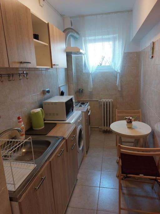 Garsoniera Centrala Renovata Bukarest Kültér fotó